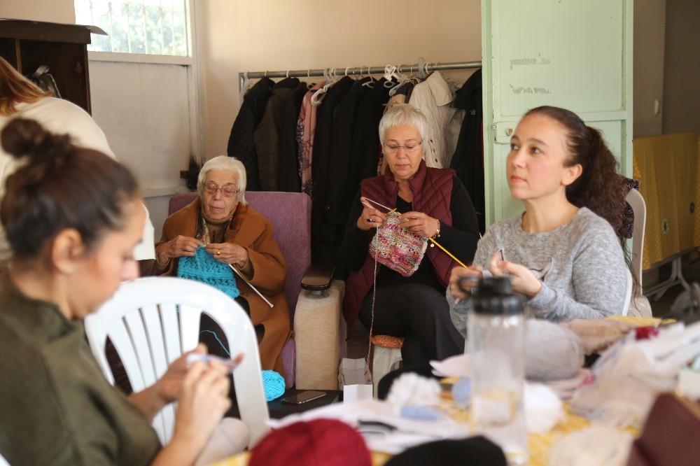 Kimsesiz çocuklar için atkı ve bere ördüler 