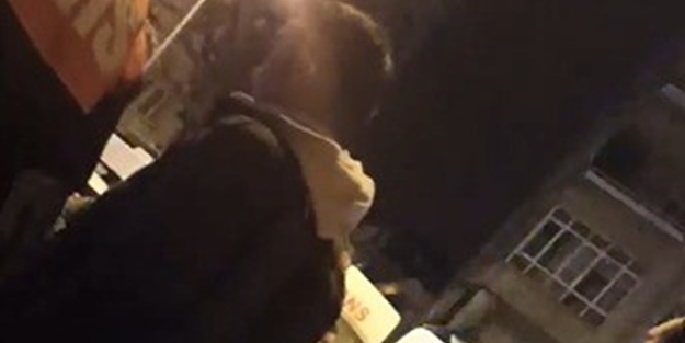 Kimseye aldırmadan birbirlerini acımasızsa bıçakladılar