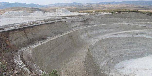 Kimya baronları yüzlerce tarlayı tahrip etti!