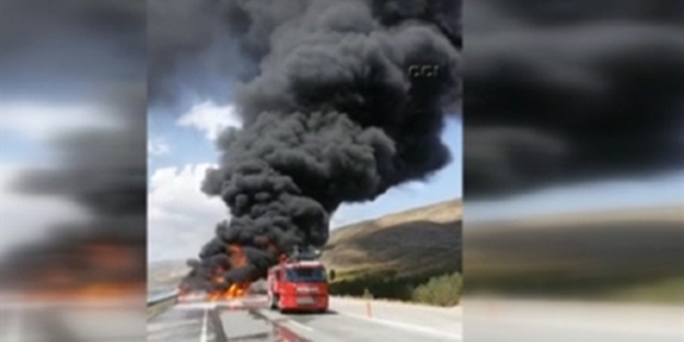 Kimyasal dolu TIR seyir halinde alev aldı