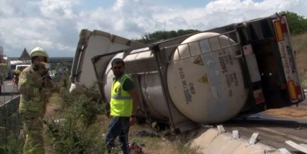 Kimyasal madde yüklü tanker yola devrildi