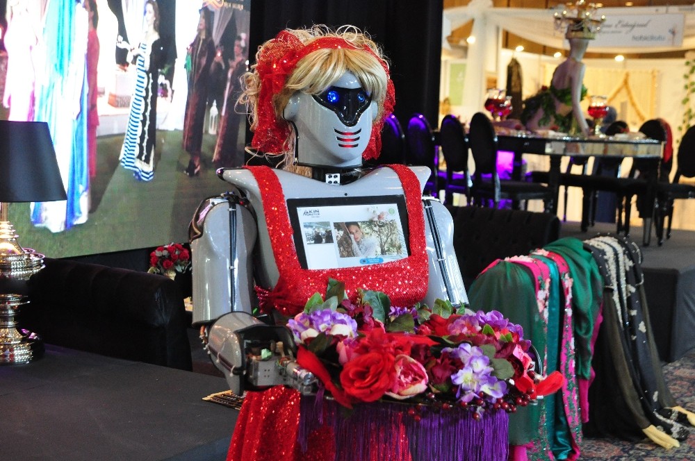 Kına gecelerinde ’robotlu’ eğlence 