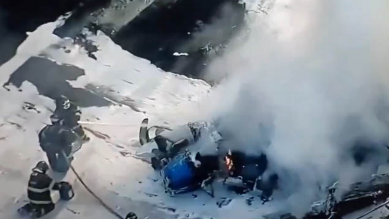 King Air otoyola düştü, ortalık savaş alanına döndü! Ölüler var