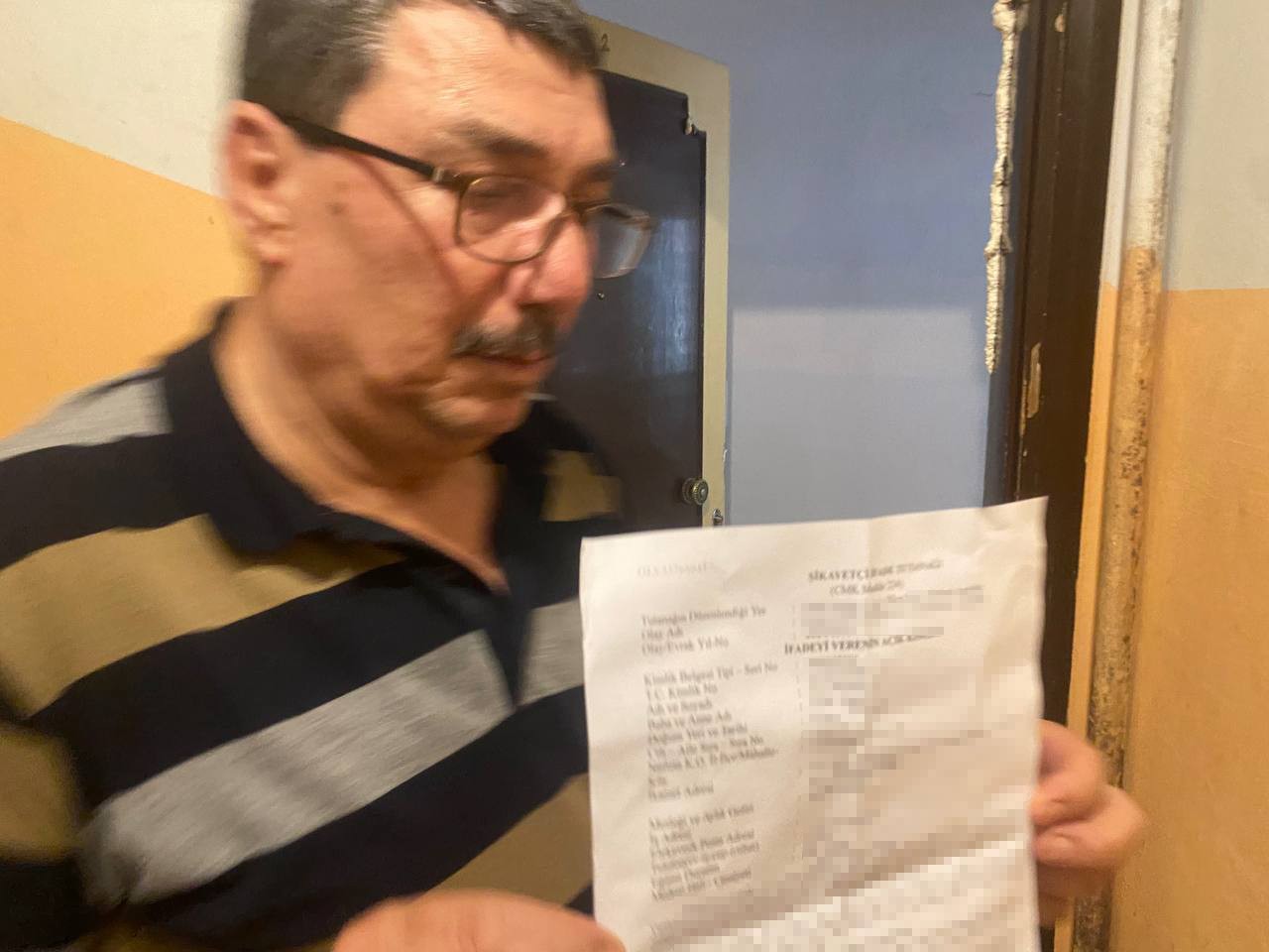 Kiracı-ev sahibi kavgasında daha neler göreceğiz! Bakın kiracısının kapısına ne yaptı