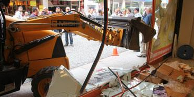 Kiracısı dükkanı boşaltmayınca bakın ne yaptı