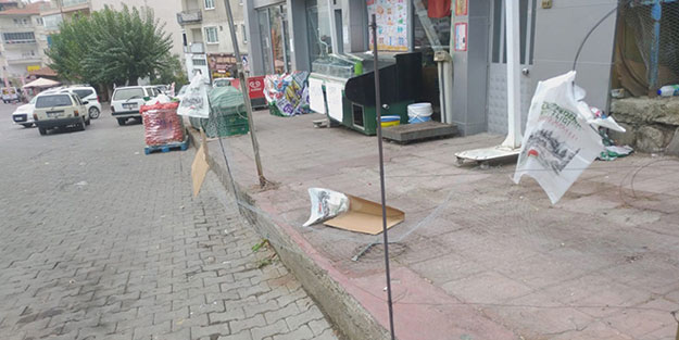 Kiracısına kızan iş yeri sahibi marketin önünü kapattı