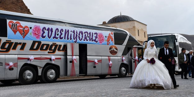 Kiraladıkları yolcu otobüsü gelin arabası oldu
