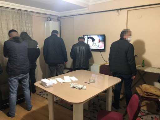 Kiraladıkları evi kumarhaneye çevirmişler!