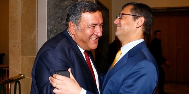 Kiralık vekilleri öpücükle kandırdılar