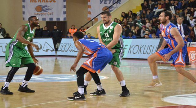 Kıran Kırana geçen maçın galibi Darüşşafaka oldu!