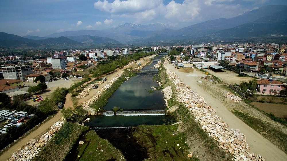 Kiraz Çayı’ndaki hatta 2 bin 700 metrelik taş tahkimatı 