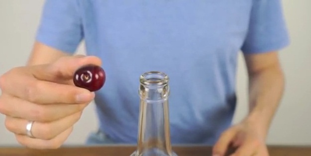 Kiraz çekirdeğini çıkartmanın en kolay yolu - VIDEO