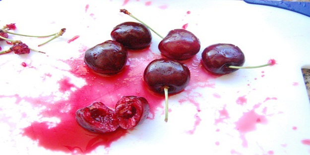 Kiraz lekesi nasıl çıkarılır?