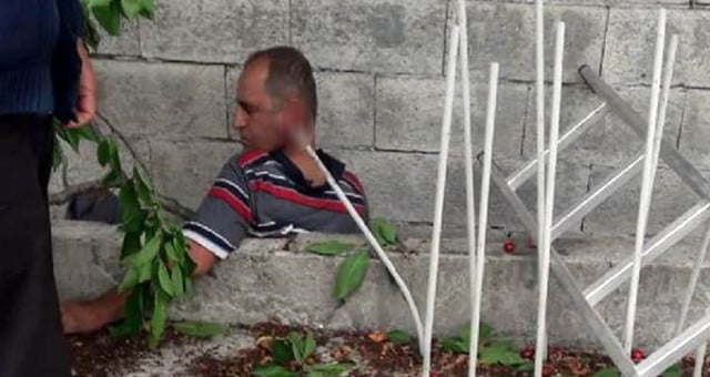 Kiraz toplarken üzerine düştüğü demir boynuna saplandı