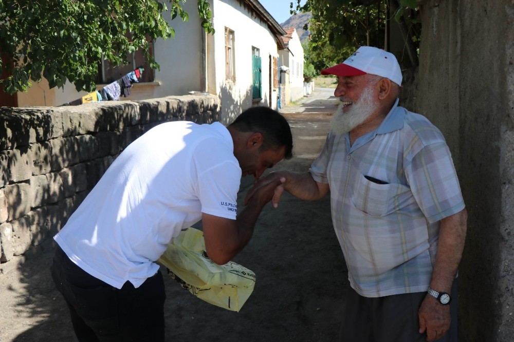 Kırdığı eli öptü 