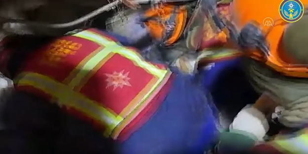 Kırgız ekipler 135 saat sonra enkaz altındaki 22 yaşındaki kadını kurtardı