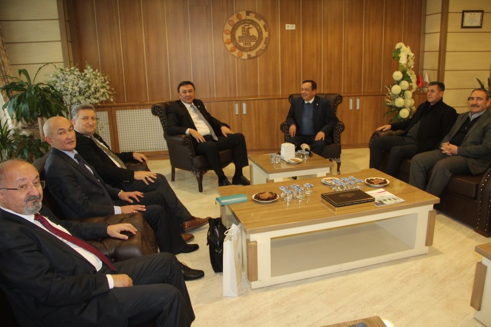 Kırgızistan Büyükelçisi Kubanıçbek Ömüraliyev MTSO ’yu ziyaret etti 