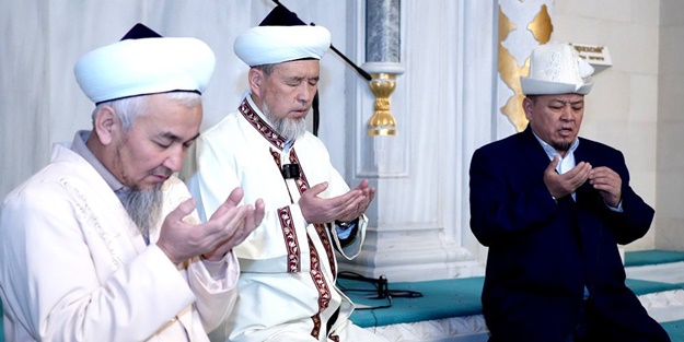 Kırgızistan camilerinde 