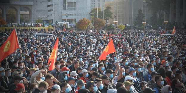 Kırgızistan yangın yeri! Cumhurbaşkanlığı Sarayı'ndan alevler yükseldi