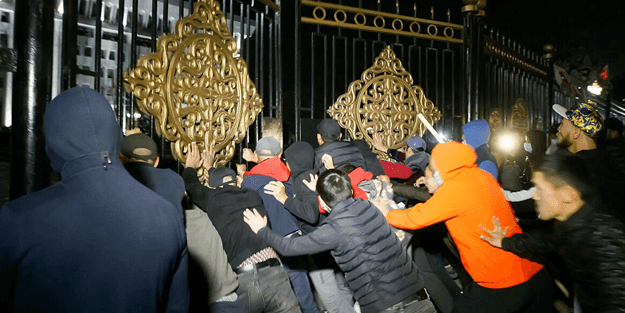 Kırgızistan'da seçim sonrası ortalık karıştı