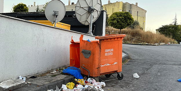 Kırık konteyner değiştirilmeyi bekliyor