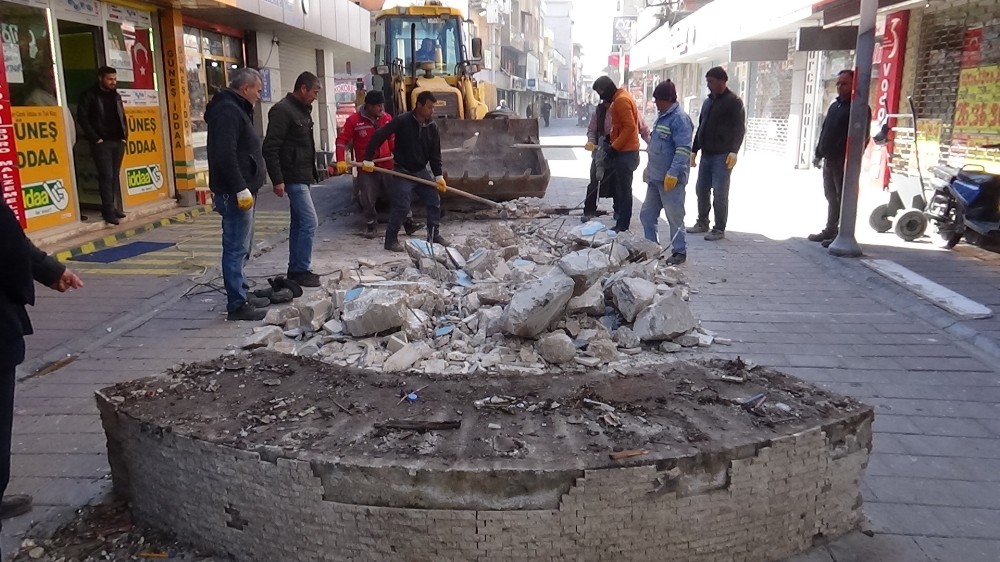 Kırıkhan’da beton banklar söküldü 