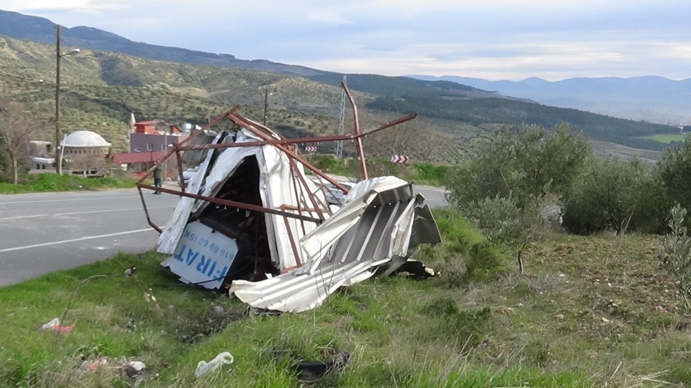 Kırıkhan’da şiddetli fırtına, ev ve okul çatılarını yerinden söktü 