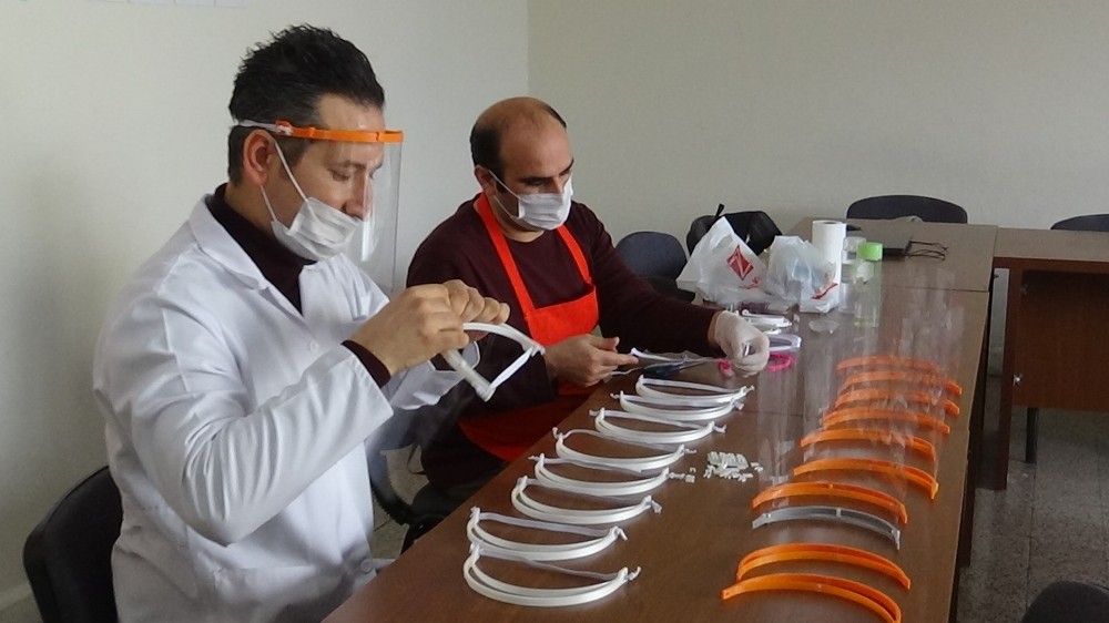 Kırıkhan’da siperlik maske üretiliyor 