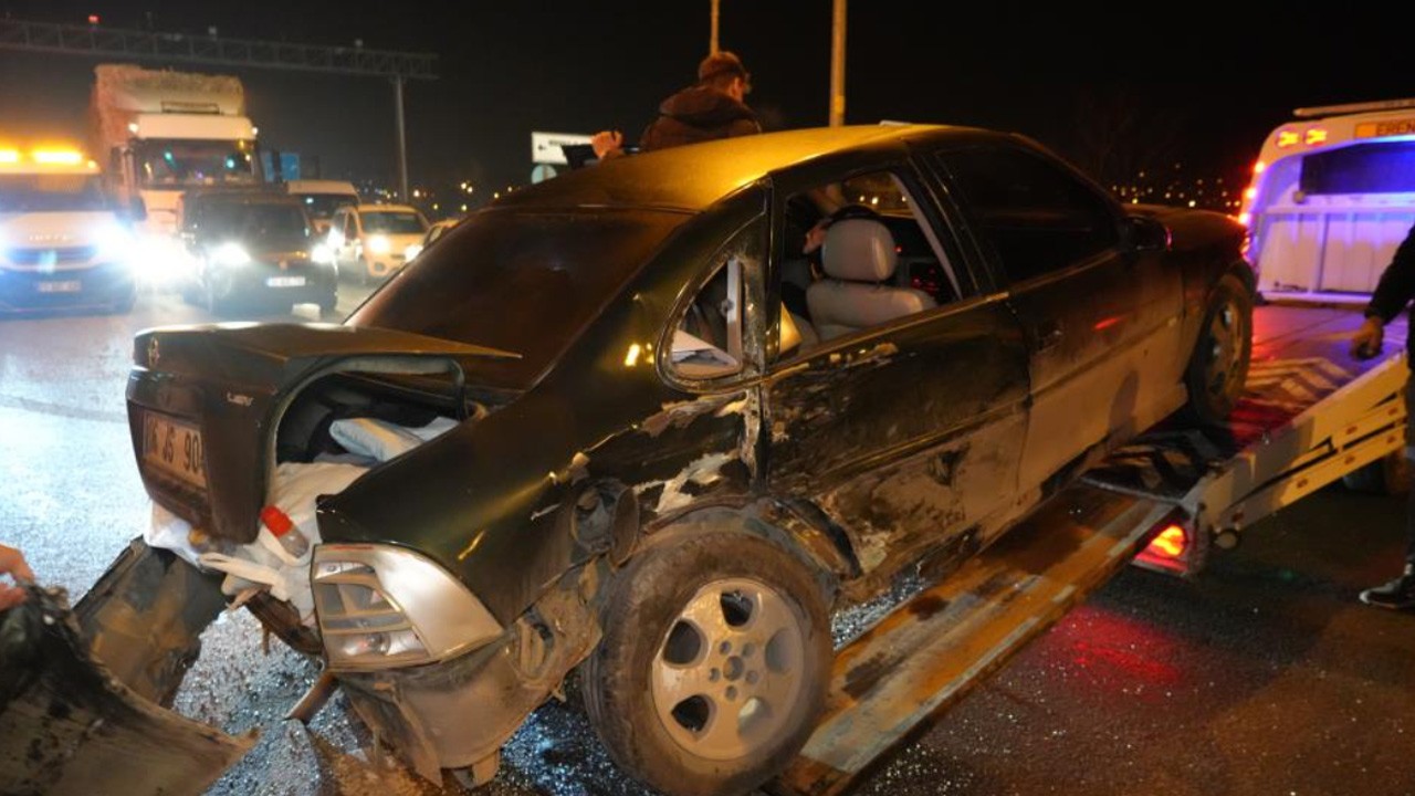 Kırıkkale'de çarpışan araçlar kullanılmaz hale geldi: 3 yaralı