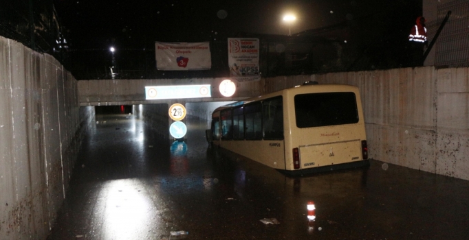 Kırıkkale'de etkili olan sağanak yağış hayatı olumsuz etkiledi