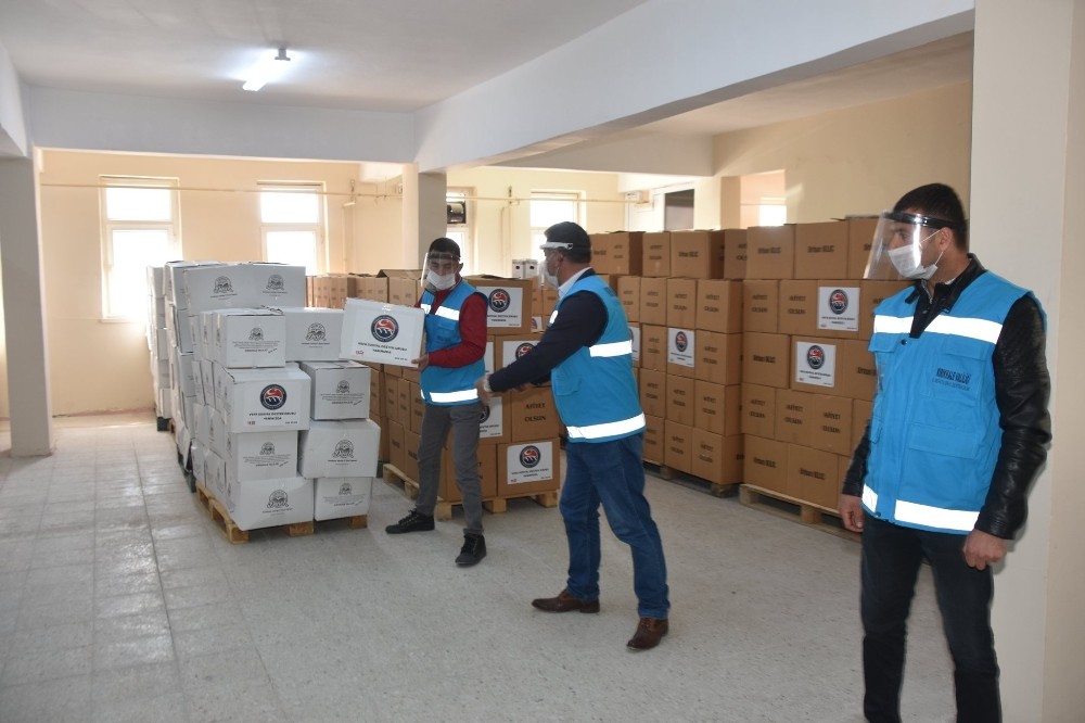 Kırıkkale’de hayırsever insanlardan ihtiyaç sahilerine gıda paketi 