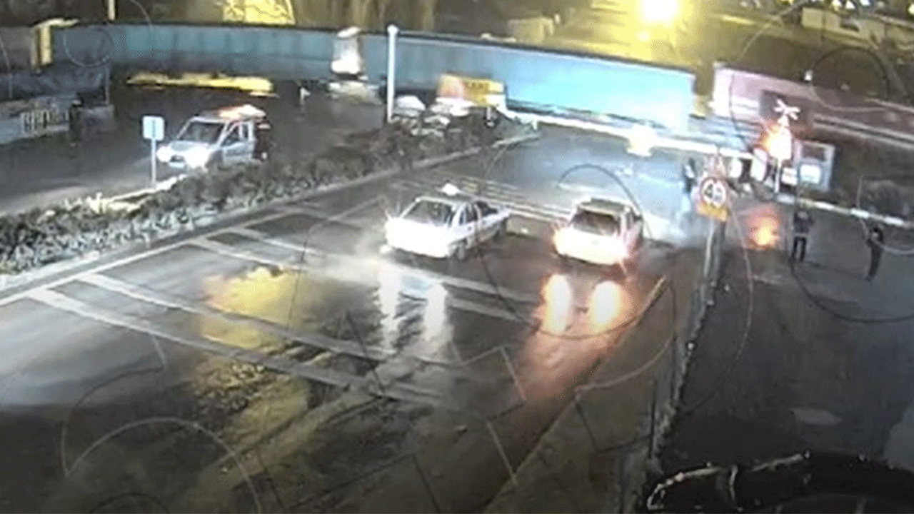 Kırıkkale'de hemzemin geçitte arıza yapan otomobile tren çarptı!