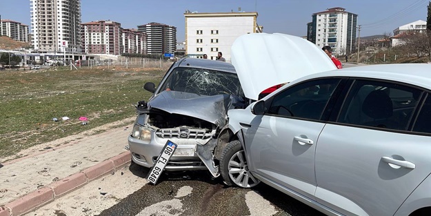 Kırıkkale'de iki araç birbirine girdi: Yaralılar var