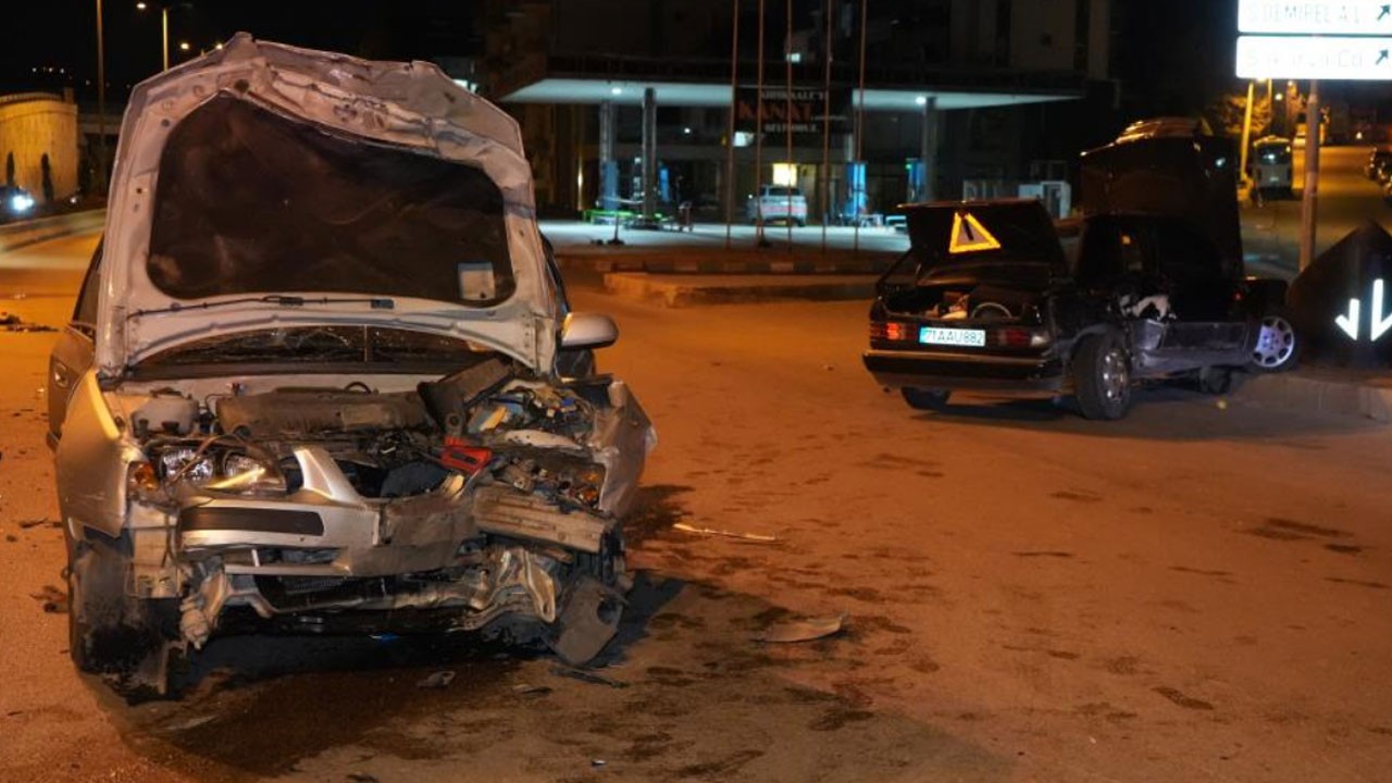 Kırıkkale'de iki otomobil çarpıştı