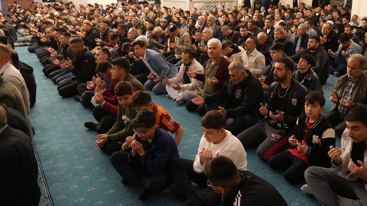 Kırıkkale’de Kadir Gecesi’nde Camiler Doldu, Dualar Semaya Yükseldi