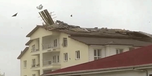 Kırıkkale'de korku dolu anlar! Çatılar uçtu, ağaçlar kökünden söküldü