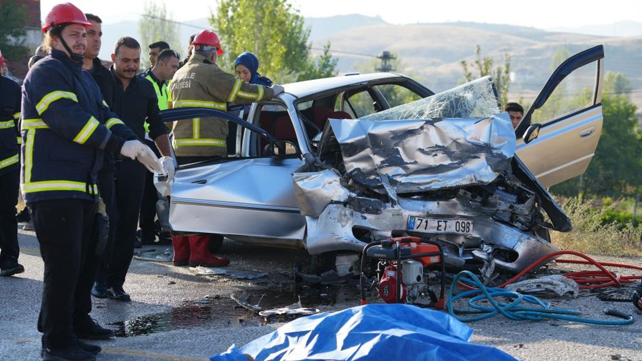 Kırıkkale’de korkunç kaza! Otomobille kafa kafaya çarpıştı! Ölüler var