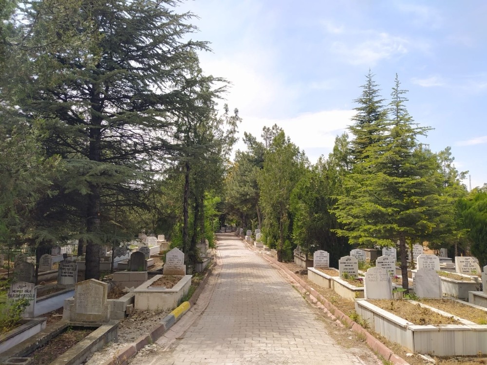 Kırıkkale’de mezarlıklara özel bakım yapıldı 