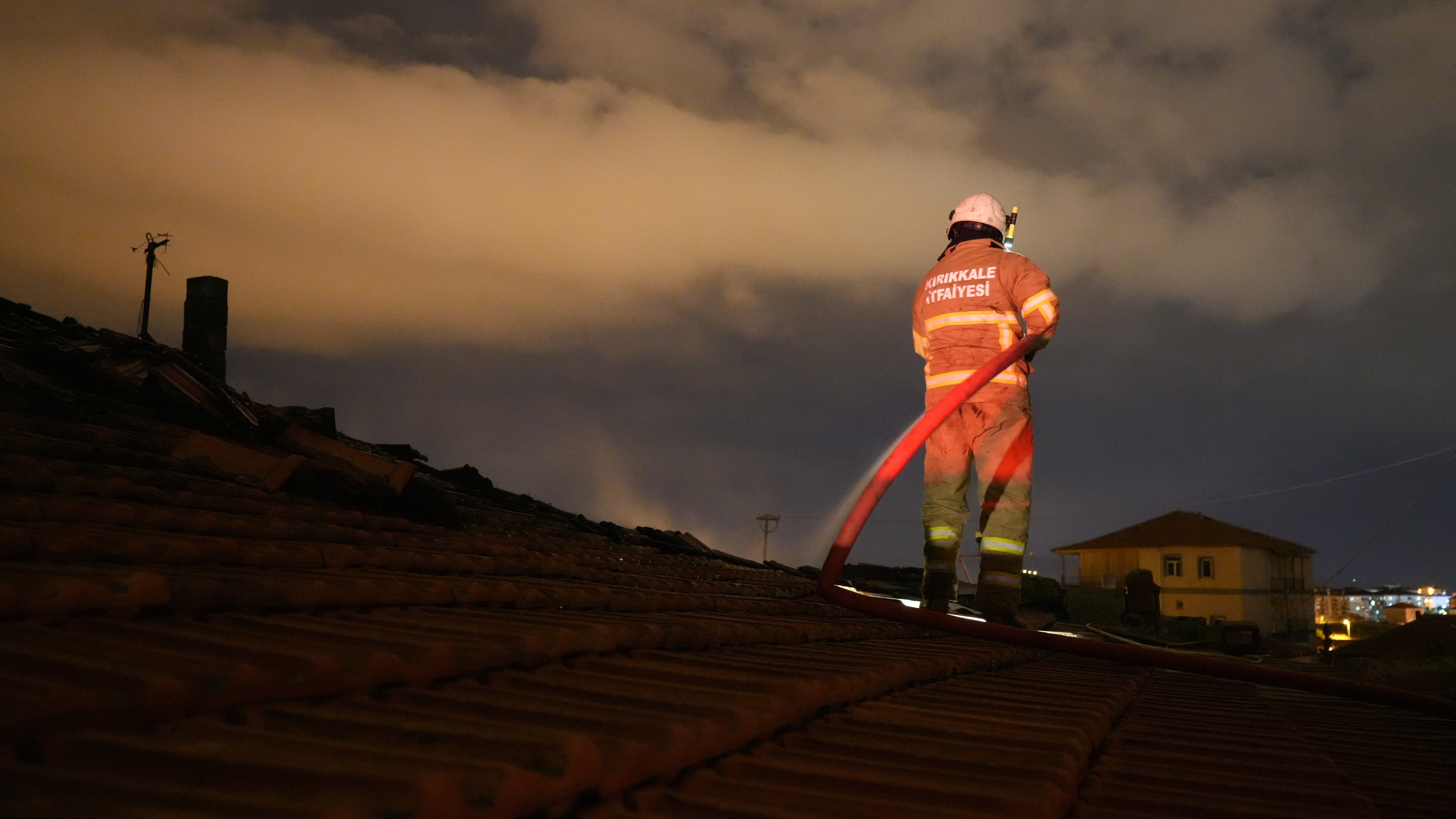 Kırıkkale'de müstakil evin çatısı alevlere teslim oldu