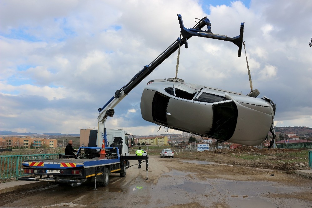 Kırıkkale’de otomobil dereye düştü: 2 yaralı 