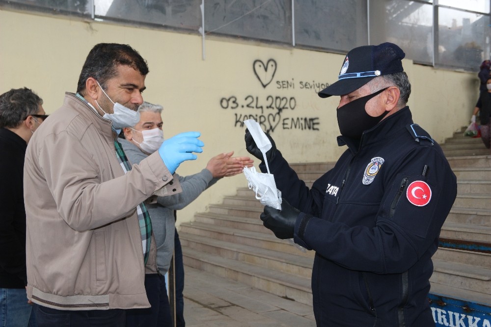 Kırıkkale’de pazarcı esnafına ve vatandaşlara ücretsiz maske dağıtıldı 