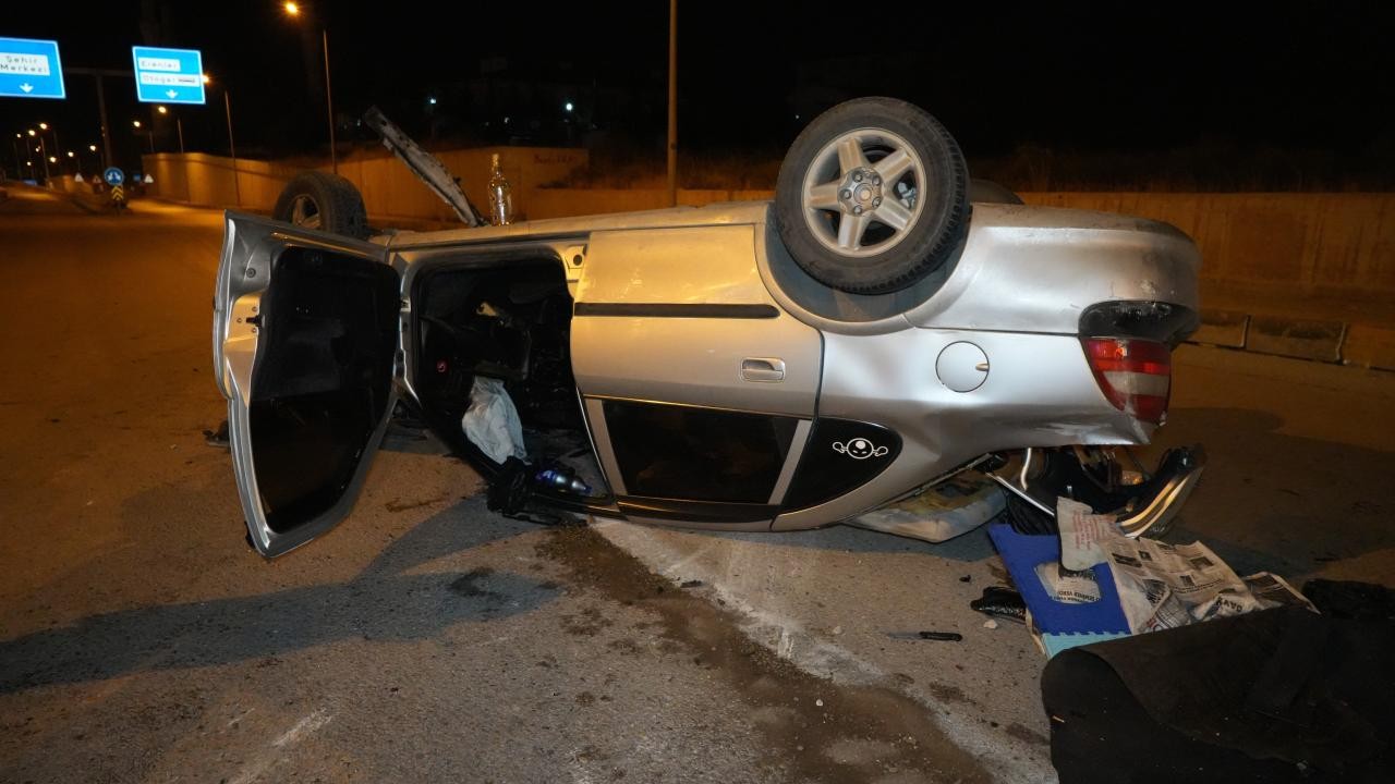 Kırıkkale'de refüje çarpan otomobil takla attı, 1'i ağır 2 yaralı