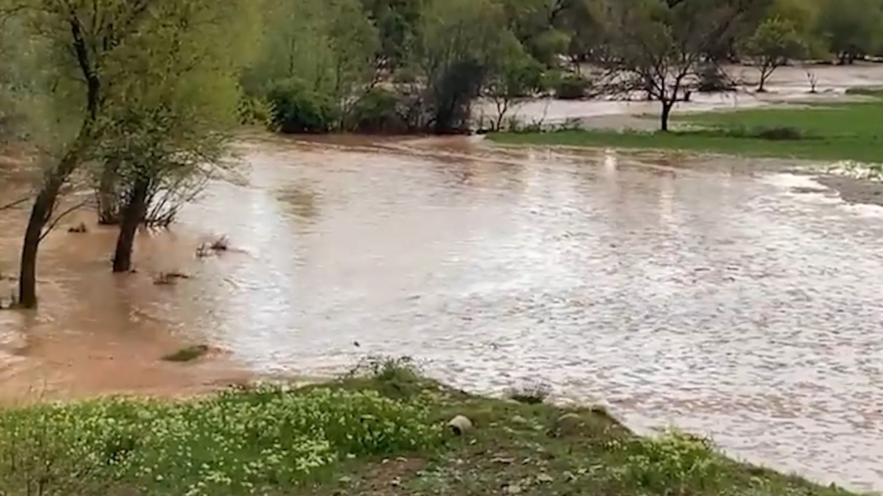 Kırıkkale’de sağanak yağış köy yollarını kapattı