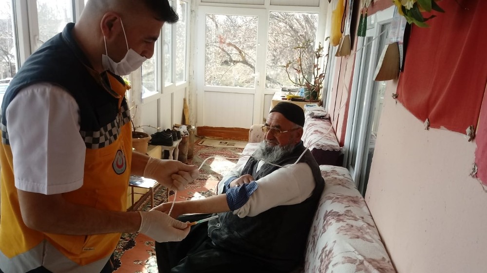 Kırıkkale’de yaşlıların ihtiyaçları karşılanıyor 
