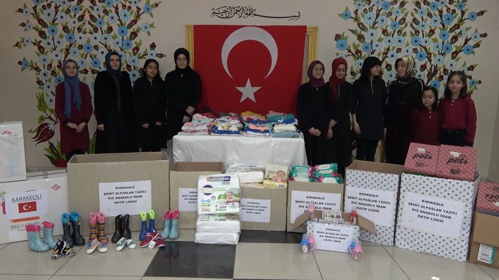 Kırıkkaleli öğrencilerden sınırdaki çadır kentte kalan kardeşlerine yardım 