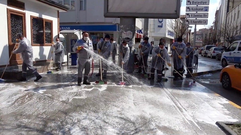 Kırıkkale’nin ‘hijyen timi’ tüm şehri köpükle yıkadı 