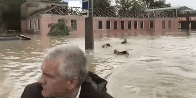 Kırım sele teslim oldu, valiyi yüzerek takip ettiler!