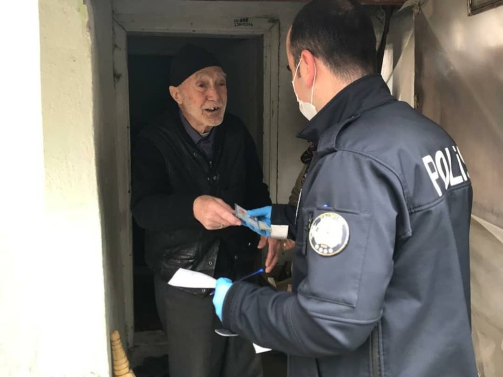 Kırka polisi yaşlıların maaşlarına evlerinde teslim ediyor 