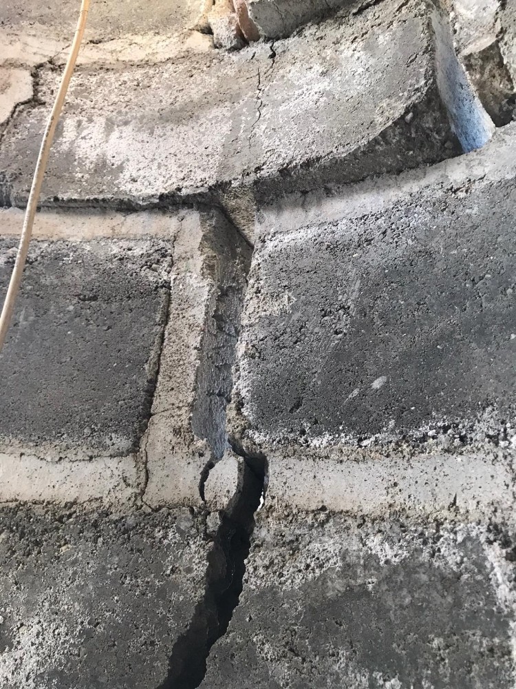 Kırkağaç’ta depremde hasar gören cami minaresi kontrollü şekilde yıkıldı 