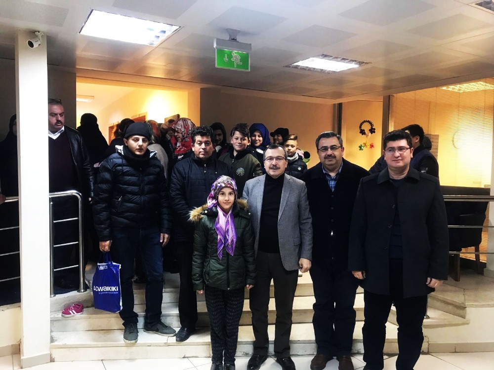 Kırkağaç’ta evleri hasar gören 40 kişi, izcilik tesislerine yerleştirildi 